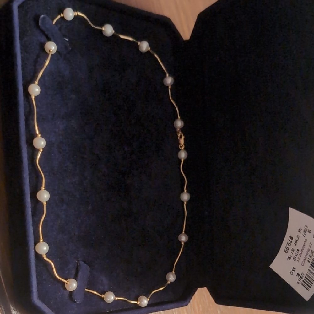 Elegant Gold and Pearl Necklace